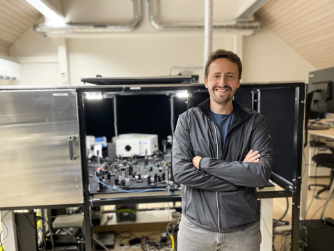 Spiden Founder & CEO Leo Grünstein in front of Spiden's biophotonic lab setup, which Spiden leverages to create its unique blood biomarker and drug detection library using light + AI. (Photo: Business Wire)