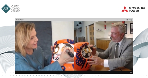 original Mary Kipp, presidenta y directora ejecutiva de Puget Sound Energy, y Paul Browning, presidente y director ejecutivo de Mitsubishi Power Americas, participaron virtualmente de la tradición del muñeco japonés Daruma durante la ceremonia de firma del acuerdo de desarrollo conjunto de las empresas. Primero, analizaron el acuerdo para colaborar en el desarrollo de proyectos y soluciones tecnológicas en línea con el objetivo de PSE de convertirse en una empresa de energía “Beyond Net Zero Carbon” para 2045. Luego, colorearon el ojo izquierdo de cada muñeco. El siguiente paso será trabajar hacia la meta. Una vez que se alcance la meta, las empresas se unirán para pintar los ojos derechos en señal de agradecimiento. (Crédito: Mitsubishi Power)