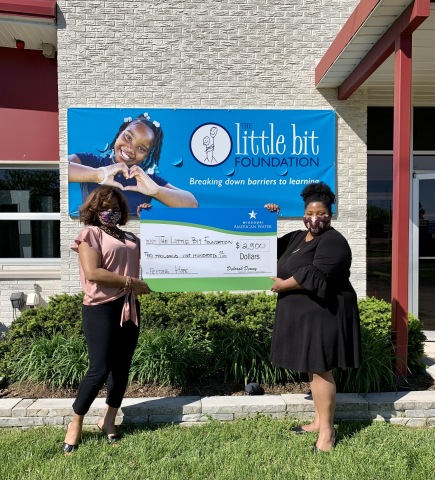 Samantha Williams with Missouri American Water presents $2,500 check to Lydia Huston of The Little Bit Foundation for the Feeding Hope program. (Photo: Business Wire)