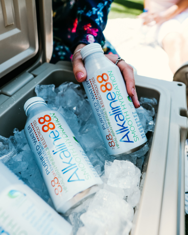 Alkaline88's fully-recyclable white aluminum bottle. (Photo: Business Wire)