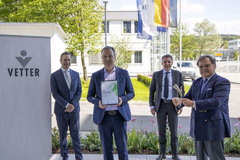 Senator h.c. Udo J. Vetter, Chairman of the Advisory Board and member of the owner family (far right), along with Vetter Managing Director Peter Soelkner (second from the left), Deloitte representative Christian Himmelsbach (second from right), and Credit Suisse representative Markus Hermainski (far left) at the presentation of the Axia Best Managed Companies Award in Ravensburg. Picture source: Vetter Pharma International GmbH