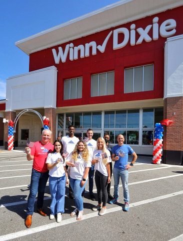 Anthony Hucker, President and CEO of Southeastern Grocers, and Lt. Col. Dan Rooney, CEO and Founder of Folds of Honor, are joined by Folds of Honor scholarship recipients for the launch of the grocer’s annual community donation program. (Photo: Business Wire)