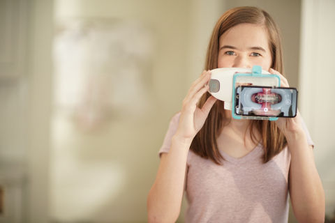 original Taking a scan with the DM ScanBox (Photo: DentalMonitoring)