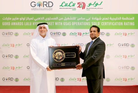 original Dr. Yousef Alhorr, Founding Chairman of GORD, presenting GSAS plaque and certificate to Dr. Mohamed Althaf, Director of Lulu Group International, during the awarding ceremony held to celebrate Lulu’s achievement in sustainable operations (Photo: AETOSWire)