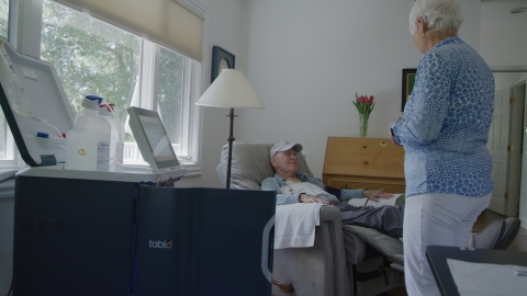 Satellite Healthcare patient, Dick, is able to dialyze at home with Outset Medical’s Tablo Hemodialysis System ™ with the help of his wife/caregiver, Liz (Photo: Business Wire)