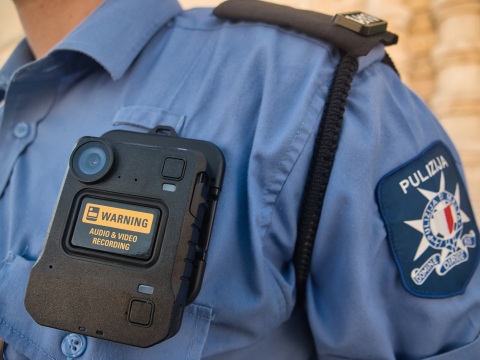 Нательная камера Motorola Solutions на сотруднике полиции Мальты (Фото: Business Wire)