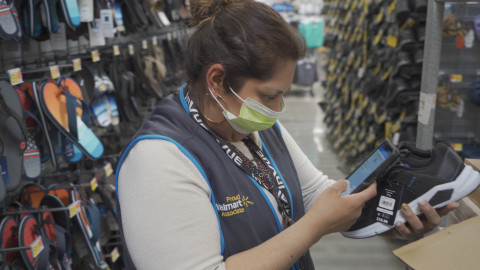 Walmart Unveils All-in-One Associate App, Me@Walmart, and Gives 740,000 Associates a New Samsung Smartphone (Photo: Business Wire)