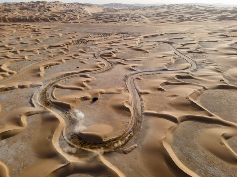 thumbnail Two identical race tracks see the Taycan Cross Turismo power between two contrasting worlds (Photo: AETOSWire)