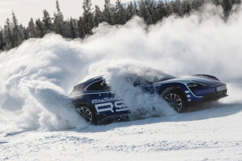 thumbnail The Taycan Cross Turismo on a snow-blanketed frozen lake in Lapland (Finland) (Photo: AETOSWire)
