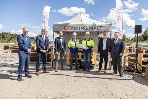 The time capsule and the representants from Construction Consultant Afry, Viking Malt and the Mayor of Lahti, Pekka Timonen. Photo by Viking Malt.