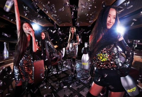 original Vera Wang PARTY - Photo Credit: Till Janz