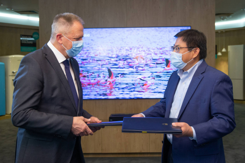 ハイセンス・ヨーロッパのマネジングディレクターのチャオ・リウとズドラフコ・ポチバルシェク大臣は、ハイセンスのベレニエ・テレビ工場への投資に対する国庫補助金に関し、合意を締結しました。（写真：ビジネスワイヤ）