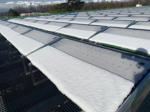 Même enrobés de neige, les panneaux TVP Solar fournissent au-delà de 80°C at battent les cibles énergétiques des SIG à Genève (CH) (Photo: TVP Solar)