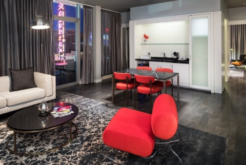 The Spotlight Suite has a view of the iconic Orpheum sign. (Photo: Business Wire)
