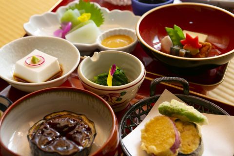 Vegetarian meals served at Shukubo, Mount Koya (C) JNTO