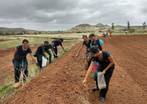 Cummins employees working on the Monsoon Resilient Maharashtra project in Maharashtra, India (Photo: Business Wire)