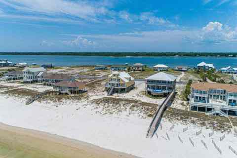 original Beach destinations are the #1 preferred market for prospective second homebuyers. Pictured: Yellow Rose, a Vacasa vacation rental in Gulf Shores, Alabama. (Photo: Business Wire)