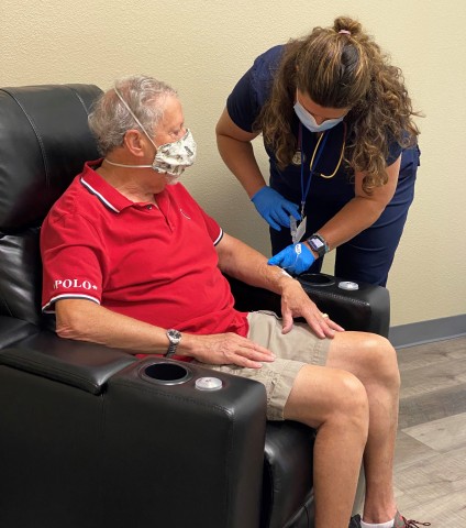 A Virtis Health nurse practitioner provides infusion therapy to a patient in the Company's new Flagstaff, AZ Ambulatory Infusion Center. (Photo: Business Wire)