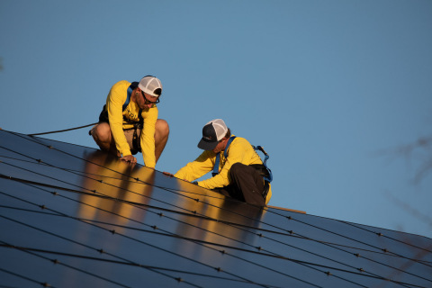 Suntria Installers putting in solar panels (Photo: Business Wire)