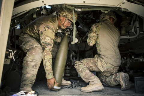 U.S. Army soldiers loading artillery within a Howitzer (Photo: Business Wire)