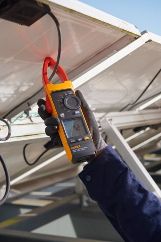 The meter measures up to 1500 V dc, 1000 V ac, and up to 999.9 A dc or ac through the clamp jaw. The included iFlex flexible current probe extends ac current measurements up to 2500 amps. When measuring ac current, the iFlex probe can be twisted through extremely small spaces giving technicians access to cables that would otherwise be difficult or impossible to clamp a probe around. (Photo: Business Wire)