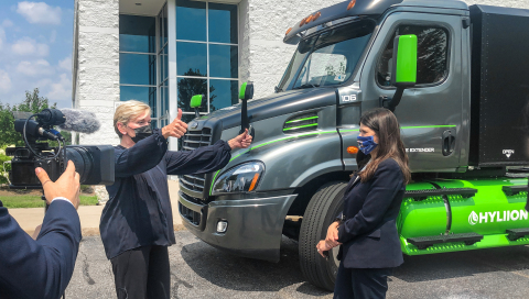 U.S. Secretary of Energy Jennifer Granholm and U.S. Representative Haley Stevens take an in-depth look at the Hyliion Hypertruck ERX ™ during a tour of the FEV North American Technical Center in Auburn Hills, MI. (Photo: Business Wire)