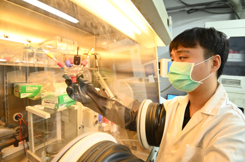 Lu in Prof Hu’s lab where he set up experiments to cross compare results obtained at NTHU and at UoL.(Photo: National Tsing Hua University)