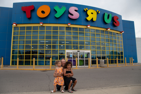 Doug Putman, fondateur de Putman Investments, avec sa fille Hadley et sa nièce Anna Gloria, devant un magasin Toys'R'Us à Hamilton, Ontario, en août 2021. Crédit photo : Danielle Donville.