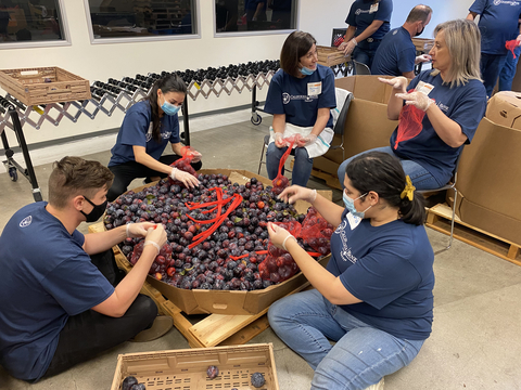 CB&T volunteers organize produce for Feeding San Diego (Photo: Business Wire)