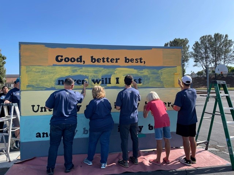 CB&T associates joined Orange County United Way in a mural painting at Del Obispo Elementary (Photo: Business Wire)