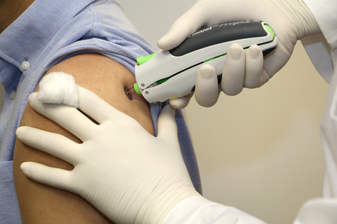 original The COVID-19 vaccine is exclusively administered using the PharmaJet Tropis Needle-free Injection System. (Photo: Business Wire)