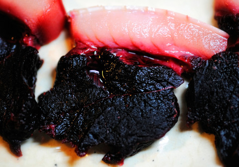 太地2009年に撮影された日本のプレートにイルカの肉のスライスが配置されています (Photo: Business Wire)