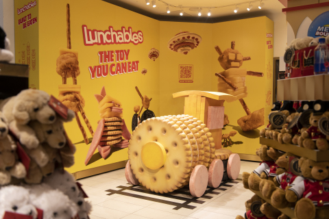 Families visiting FAO Schwarz in New York City can experience Lunchables like never before. (Photo: Business Wire)