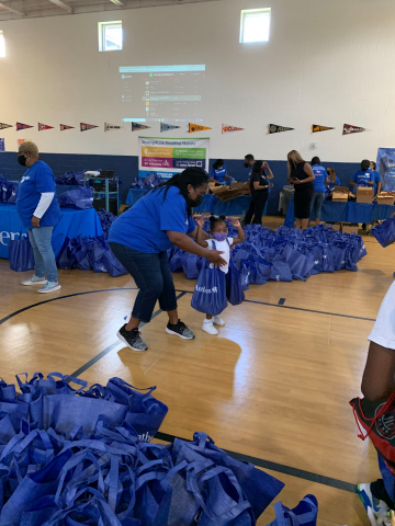 Anthem volunteers distribute food to College Park Elementary School students as part of a new food pantry program to address food insecurity for Atlanta area students and their families.  (Photo: Business Wire)