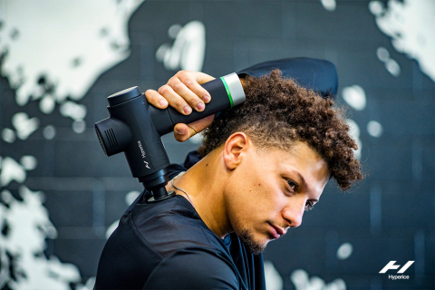 Patrick Mahomes with Hypervolt 2 Pro (Photo: Business Wire)