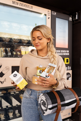 Annika Jung using Glory's Zugvogel IoT enabled vending maching (Photo: Business Wire)
