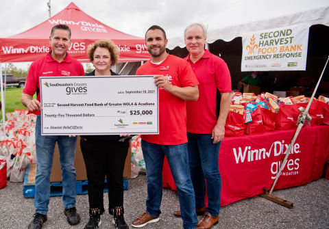 Southeastern Grocers partners with Feeding America food bank, Second Harvest, to support Southeast Louisiana families with mobile pantry and a $25,000 donation in support of Hunger Action Month (pictured from left to right: Winn-Dixie Regional Vice President Joey Medina; Second Harvest Food Bank President and CEO Natalie Jayroe; Winn-Dixie District Manager Gary Crowe; and Southeastern Grocers President and CEO Anthony Hucker). (Photo: Business Wire)