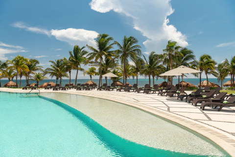 Hyatt Ziva Riviera Cancun poolside (Photo: Business Wire)