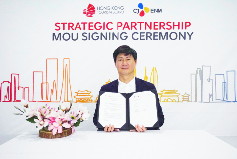 thumbnail 香港政府観光局会長のYKパン博士は、デーン・チェン香港政府観光局総幹事とCJ ENMのエンターテインメント部門広告販売・パートナーシップ担当執行副社長のリー・サン・ムー氏との間のMOUバーチャル署名に立ち会いました。（写真：ビジネスワイヤ）