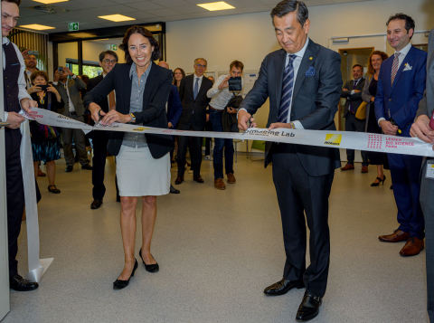 Ida Haisma and Bo Kajiwara cut the ribbon and officially open the Nikon BioImaging Lab (Photo: Business Wire)