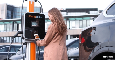 Initiating a charge with the ChargePoint app on a CP4300 (Photo: Business Wire)