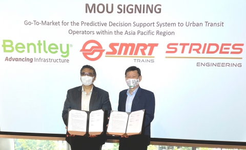 Kaushik Chakraborty, viceprezident Bentley Asia South, a Gan Boon-čin, předseda společnosti Strides Engineering, při slavnostním podpisu memoranda.