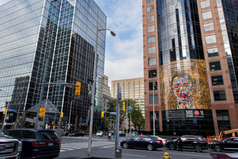 original The Shoebox Project for Women today unveiled "Maria," a four-story art activation by Daniel Mazzone, on Klick Health’s downtown Toronto office tower. The installation kicks off the charity's 2021 holiday campaign to help women experiencing homelessness. The artist's mother once lived in a women’s shelter only blocks away. (Photo: Business Wire)