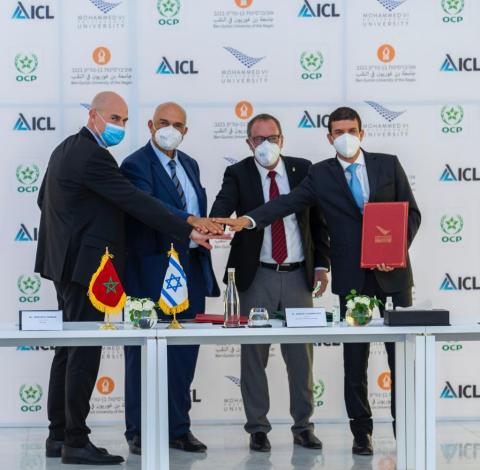 (L-R) Raviv Zoller, president and CEO of ICL, joins Mostafa Terrab, chairman and CEO of OCP Group, as both sign a memorandum of understanding to offer scholarships to support sustainability programs at BGU and UM6P, represented by Daniel Chamovitz, president of Ben-Gurion University of the Negev, and Hicham El Habti, president of Mohammed VI Polytechnic University (Photo credit: Lina Elmouaaouy).