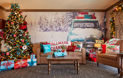 Revel in the country cottage feel inside the Country Christmas suite at Club Wyndham Nashville in Music City. Decked out in turquoise and plaid accents, guests can play their favorite country Christmas records and sing along with an en-suite karaoke machine. (Photo: Club Wyndham)