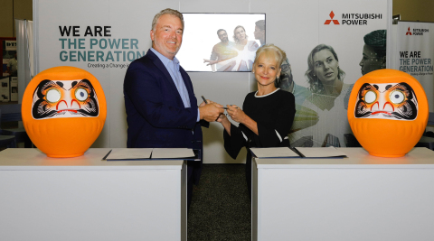 In a Japanese tradition, Paul Browning (L), Mitsubishi Power’s President and CEO, and Kelly Tomblin, El Paso Electric’s President and CEO, sign a joint development agreement to develop projects leveraging technologies that will enable El Paso Electric to attain its clean energy goals. (Photo: Mitsubishi Power)