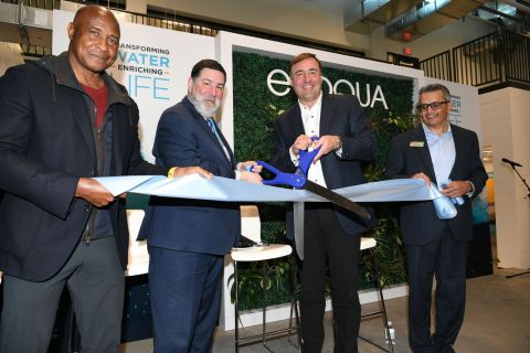 To inaugurate the event, Ron Keating, Evoqua's Chief Executive Officer (center right), was joined by the Mayor of Pittsburgh, William Peduto (center left), Evoqua Board Member and Hall of Fame athlete Lynn Swann (left), and Evoqua's Chief Growth Officer, Snehal Desai (right). (Photo: Business Wire)
