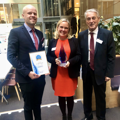 Maria Bech, CEO and Dr Fridrik Gardarsson, Founder and Chief Innovation Officer of EpiEndo Pharmaceuticals, together with Gunnar Andersson, Honorary Consul of Austria, sponsor of the SALSS 2021 Rising Star Award sculpture. (Photo: Business Wire)