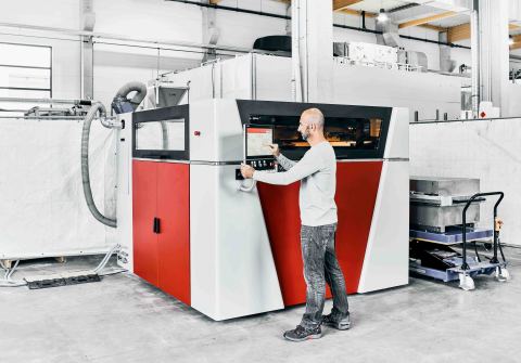 The VX1000 HSS from voxeljet is a high-performance 3D printer for processing polymers. With possible maximum part sizes of up to 1,000 x 450 x 180 mm it is one of the most productive binder jetting systems on the market.  (Photo: Business Wire)