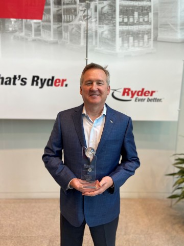 original Ryder was one of 12 shipper and logistics companies to receive the EPA SmartWay® Excellence Award, representing the best environmental performers of SmartWay’s nearly 4,000 partners. Steve W. Martin, senior vice president of Ryder’s dedicated transportation solutions business with the EPA SmartWay® Excellence Award. (Photo: Business Wire)